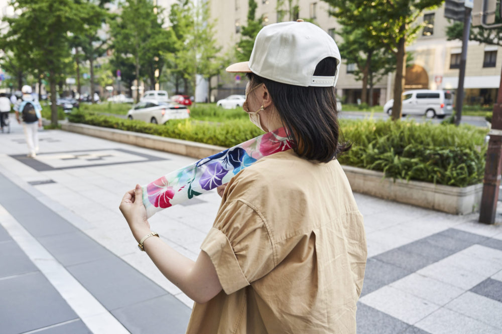 手ぬぐいで首を冷やしている様子